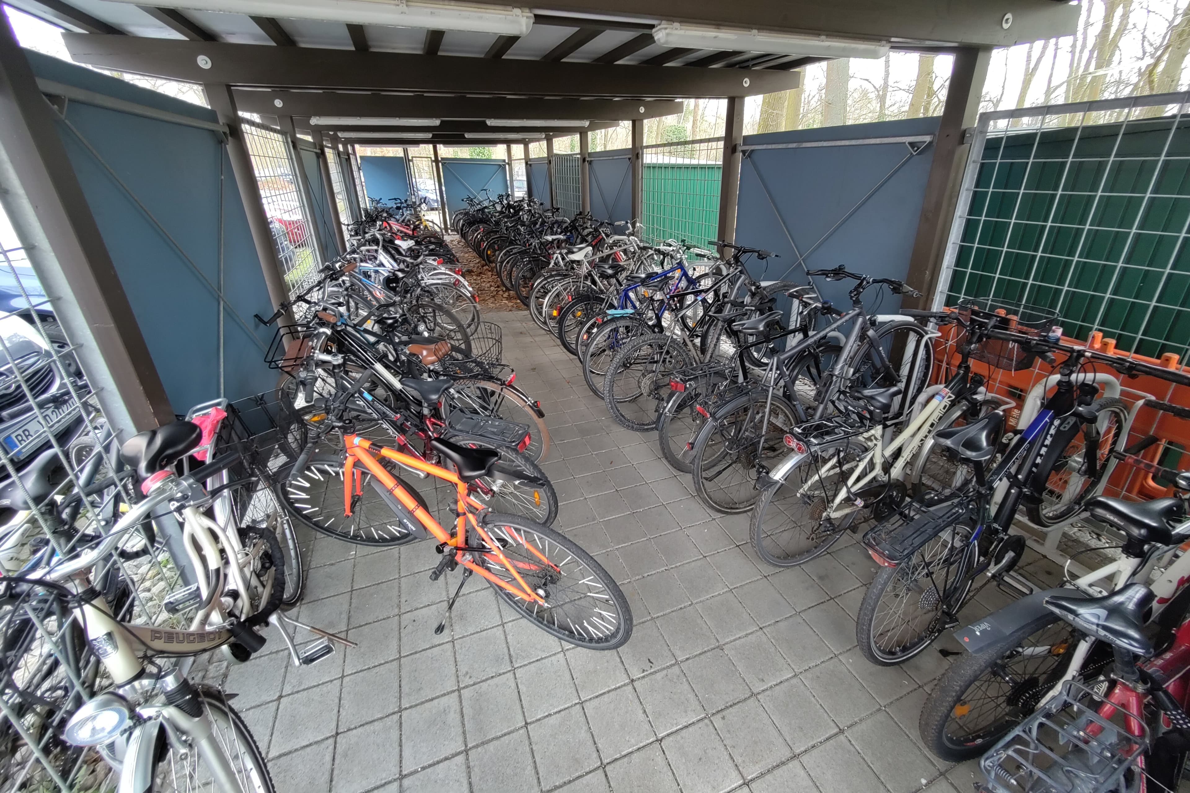 Fahrräder im eigenen HEK-Fahrradschuppen. Fahrräder im eigenen HEK Fahrradschuppen